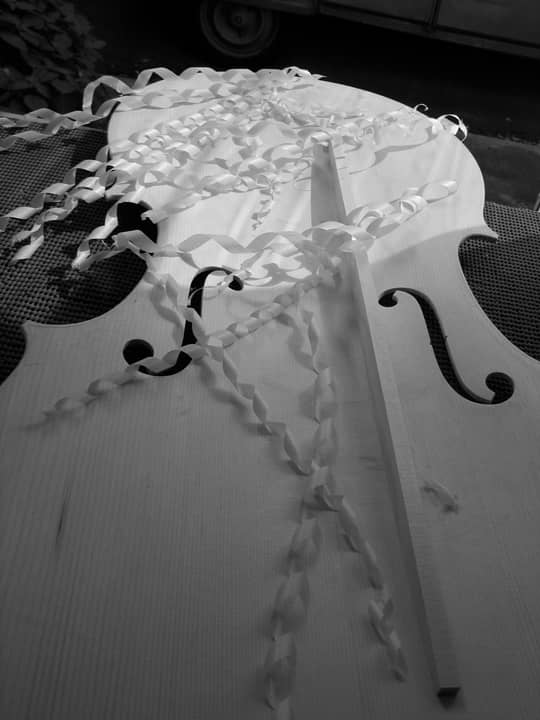 Atelier de lutherie : élèves et assistants Patrick Robin